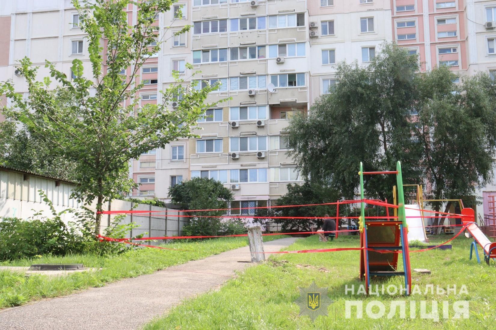 Обломки РСЗО «Смерч» обнаружены на детской площадке в Харькове (фото)