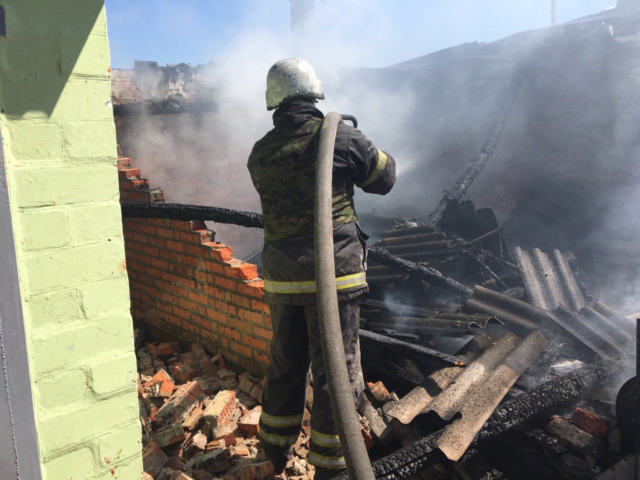 За сутки на Харьковщине из-за вражеских обстрелов вспыхнуло пять пожаров