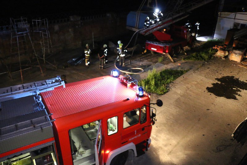 Ночной артобстрел Харькова: спасатели ликвидировали три очага возгорания (фото)