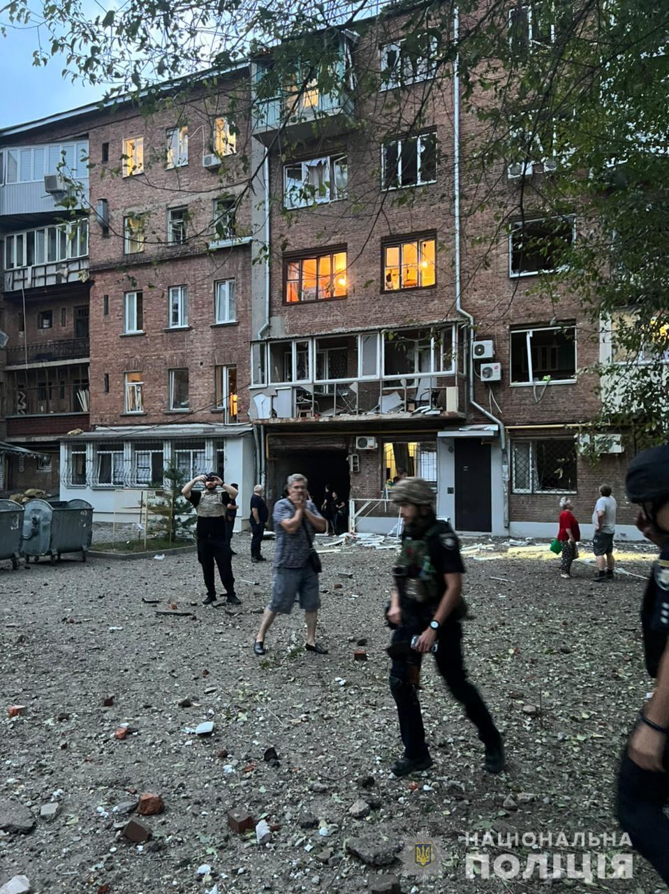 За сутки оккупанты «демилитаризовали» на Харьковщине несколько многоэтажек, сараев и машин
