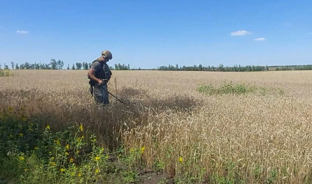 Оккупанты минируют поля и дороги Дергачевщины, однако аграрии надеются спасти хотя бы часть урожая (видео)