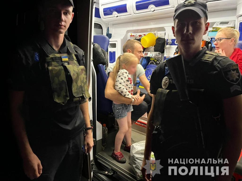 В Харькове пьяные родители бросили на улице маленькую дочку