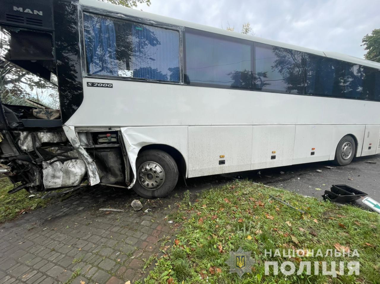 В Харькове водитель иномарки выехал на встречу и столкнулся в автобусом и легковушкой