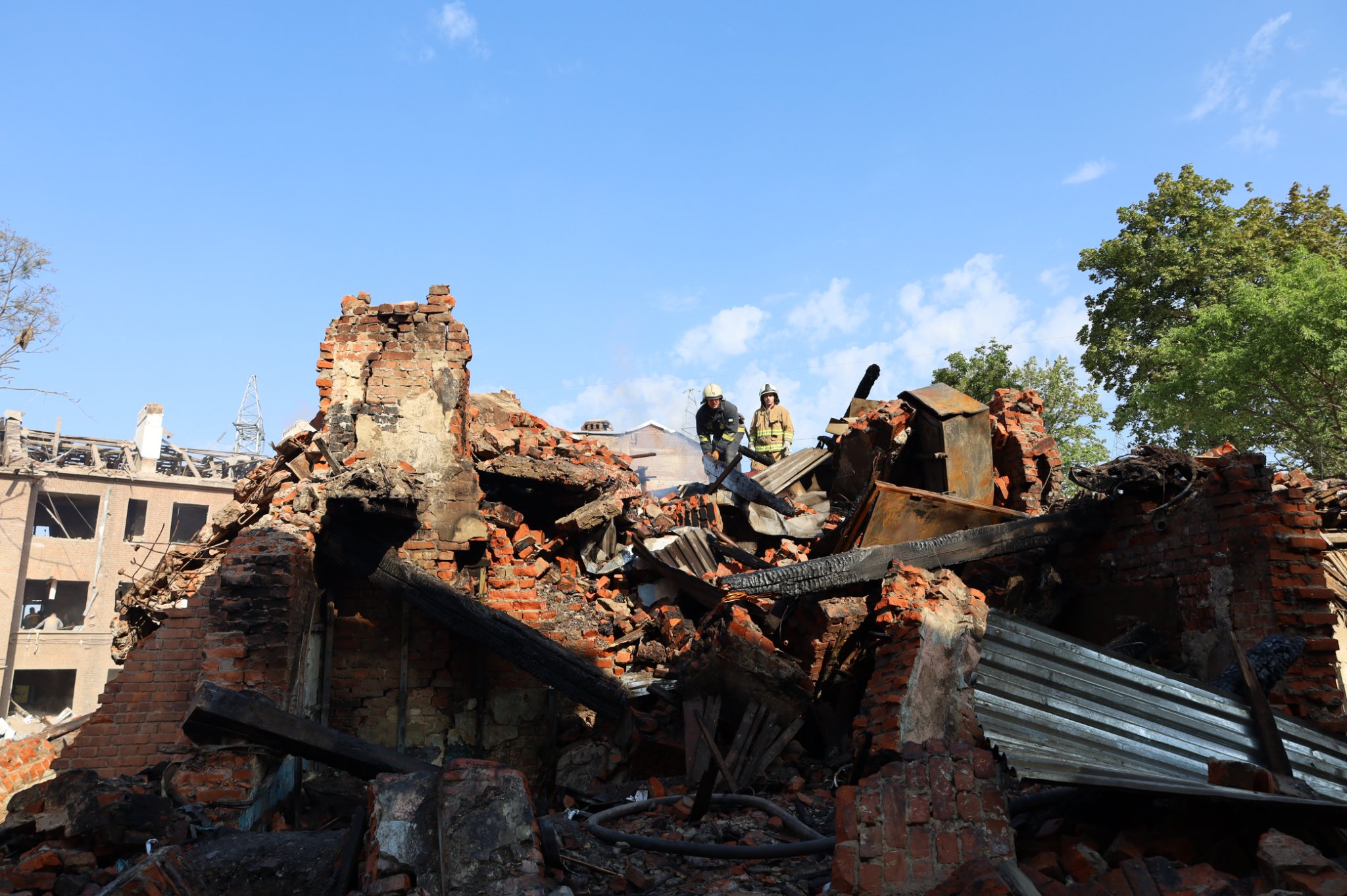 Харьковские спасатели продолжают разбирать руины общежития на Салтовке (фото)