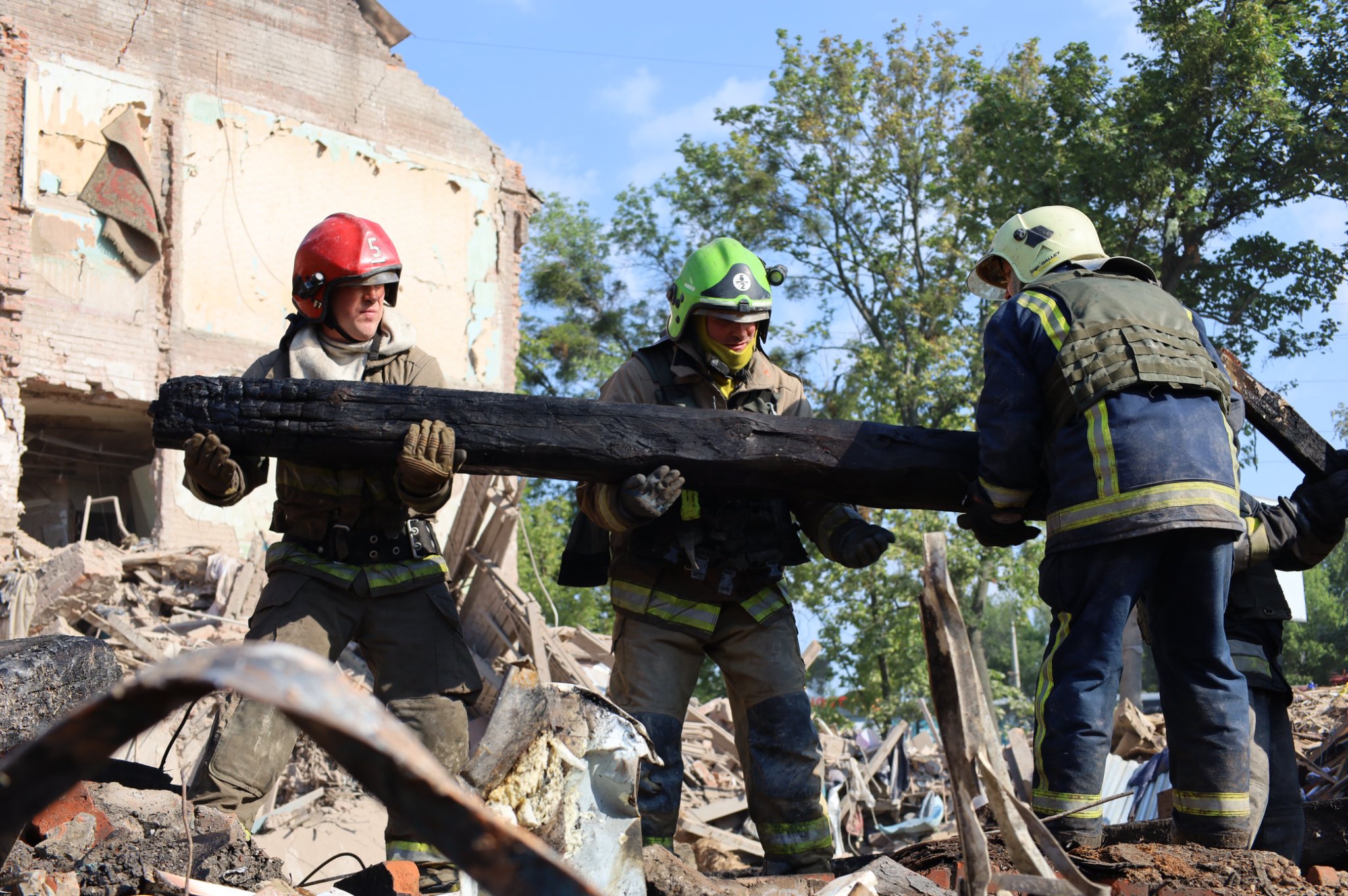 Спасатели разбирают завалы в разрушенном общежитии для глухонемых на Салтовке