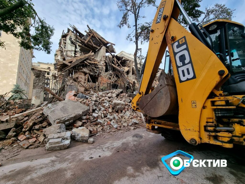 В центре Харькова начали убирать последствия вечернего обстрела (фото)