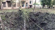 Ракетный удар по центру Харькова: на Веснина огромная воронка (фото)