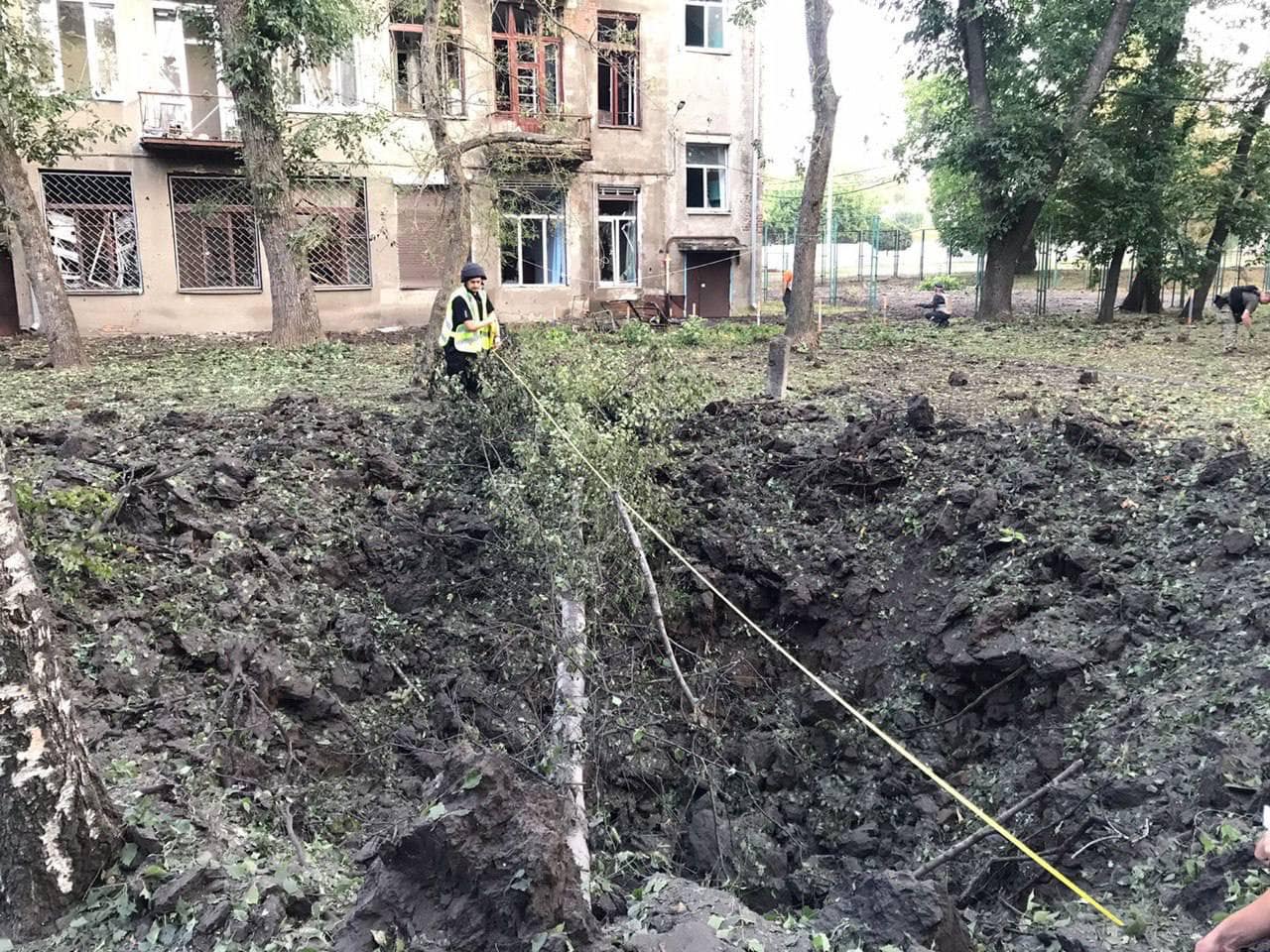 Ракетный удар по центру Харькова: на Веснина огромная воронка (фото)