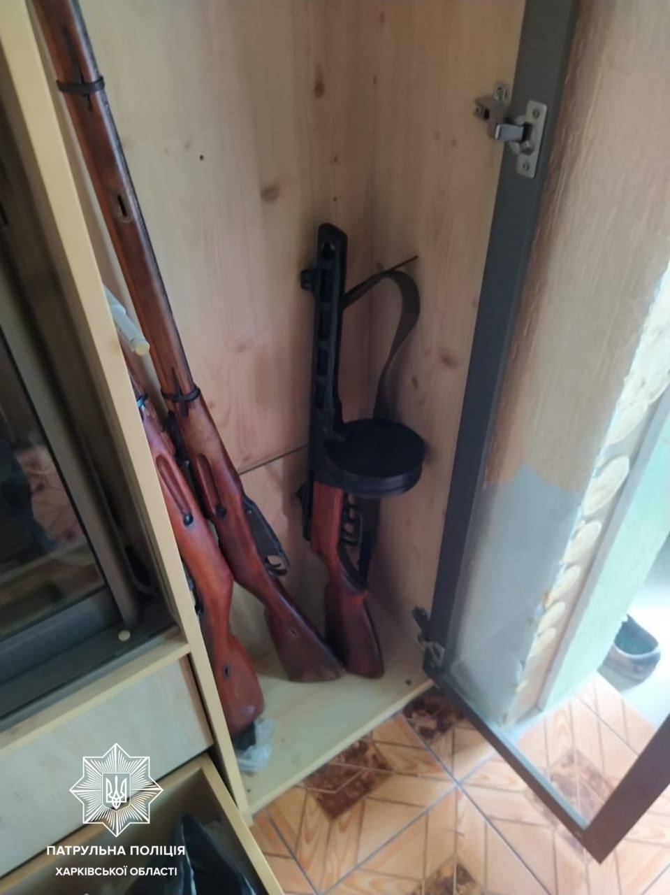 Харьковские патрульные нашли в жилом доме огнестрельное оружие и коноплю, задержаны три человека