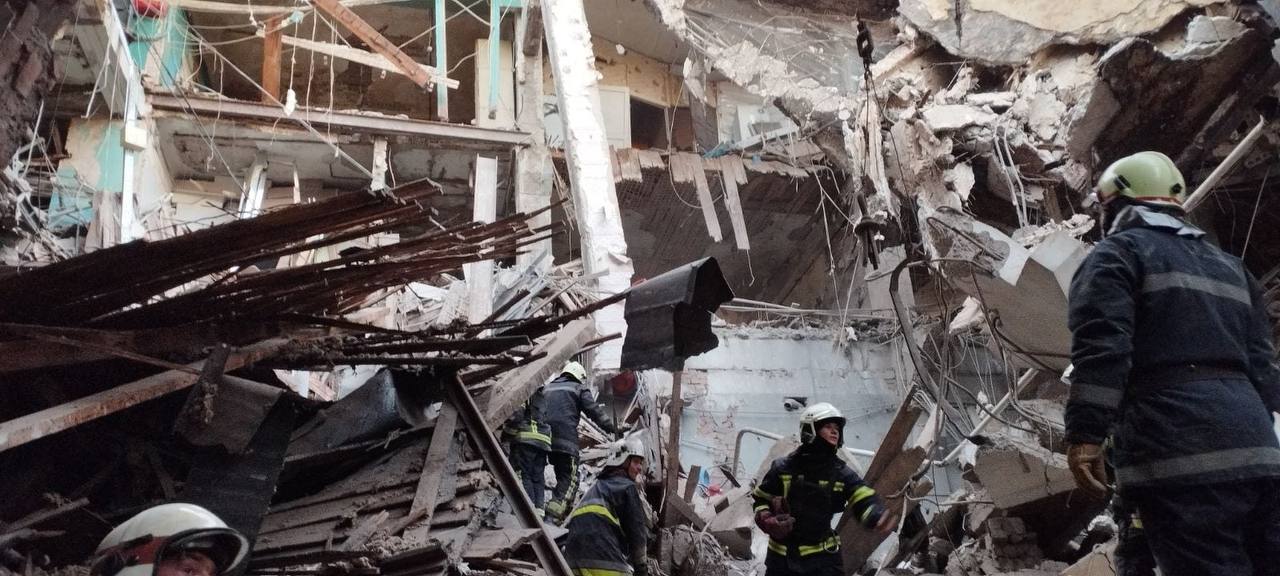 В результате ракетного удара по Слободскому району разрушено здание общежития и трамвайное депо 