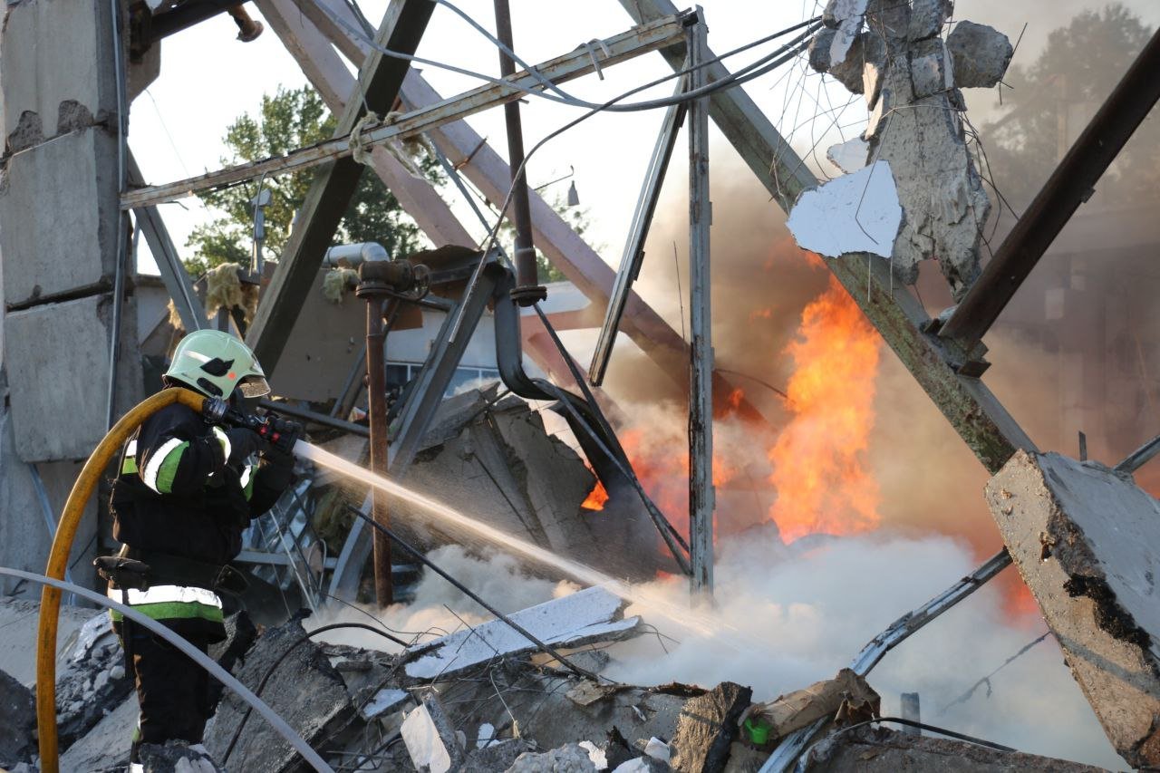 Один человек погиб, разрушены корпус вуза и жилые дома: последствия обстрела Харькова (фото)