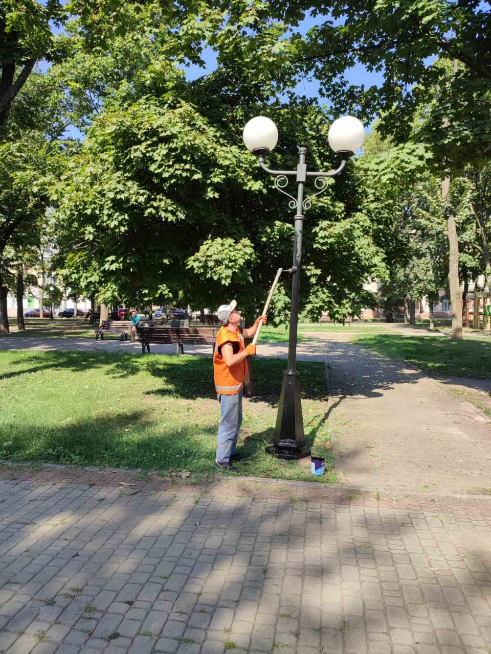 Харьковские коммунальщики восстанавливают наружное освещение