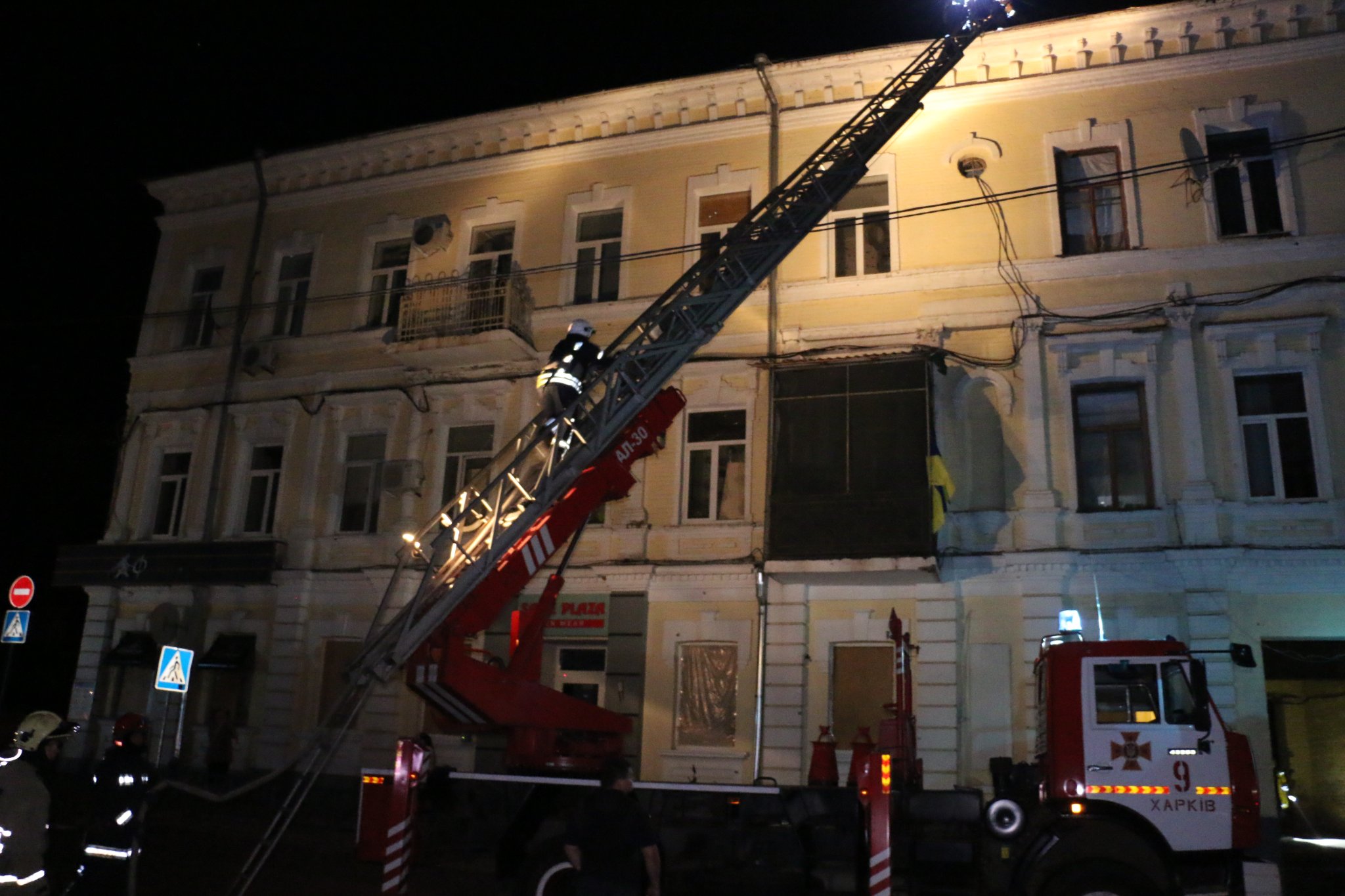 Пожарные оперативно ликвидировали пожар в жилом доме в Центре Харькова в ночь на 24 августа 