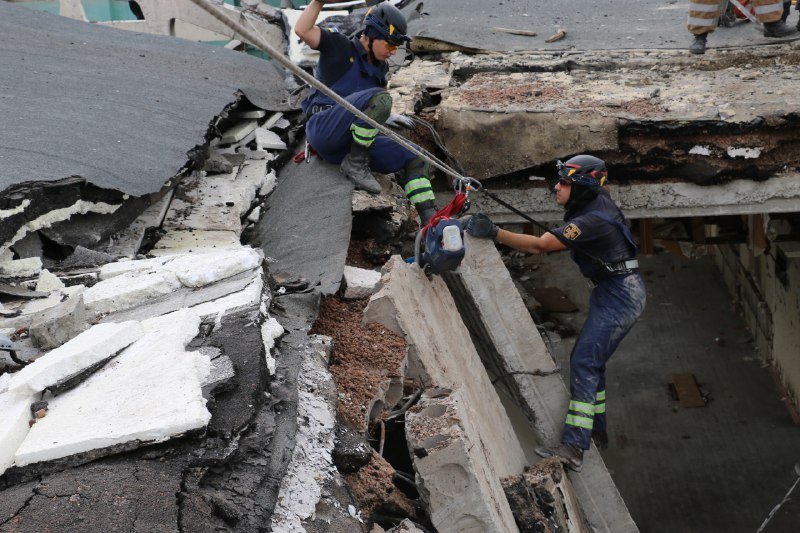 Разрушенный российским обстрелом спорткомплекс в Харькове