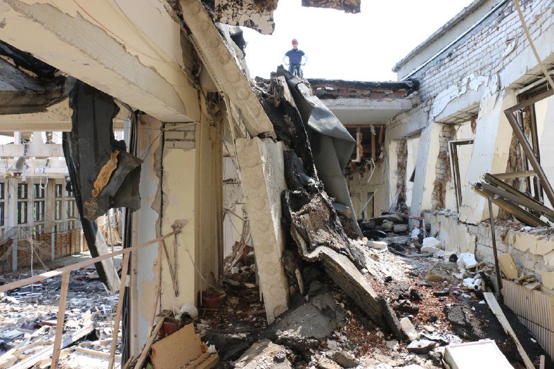 В Харькове разбирают руины разрушенного российскими ракетами спорткомплекса (фото, видео)