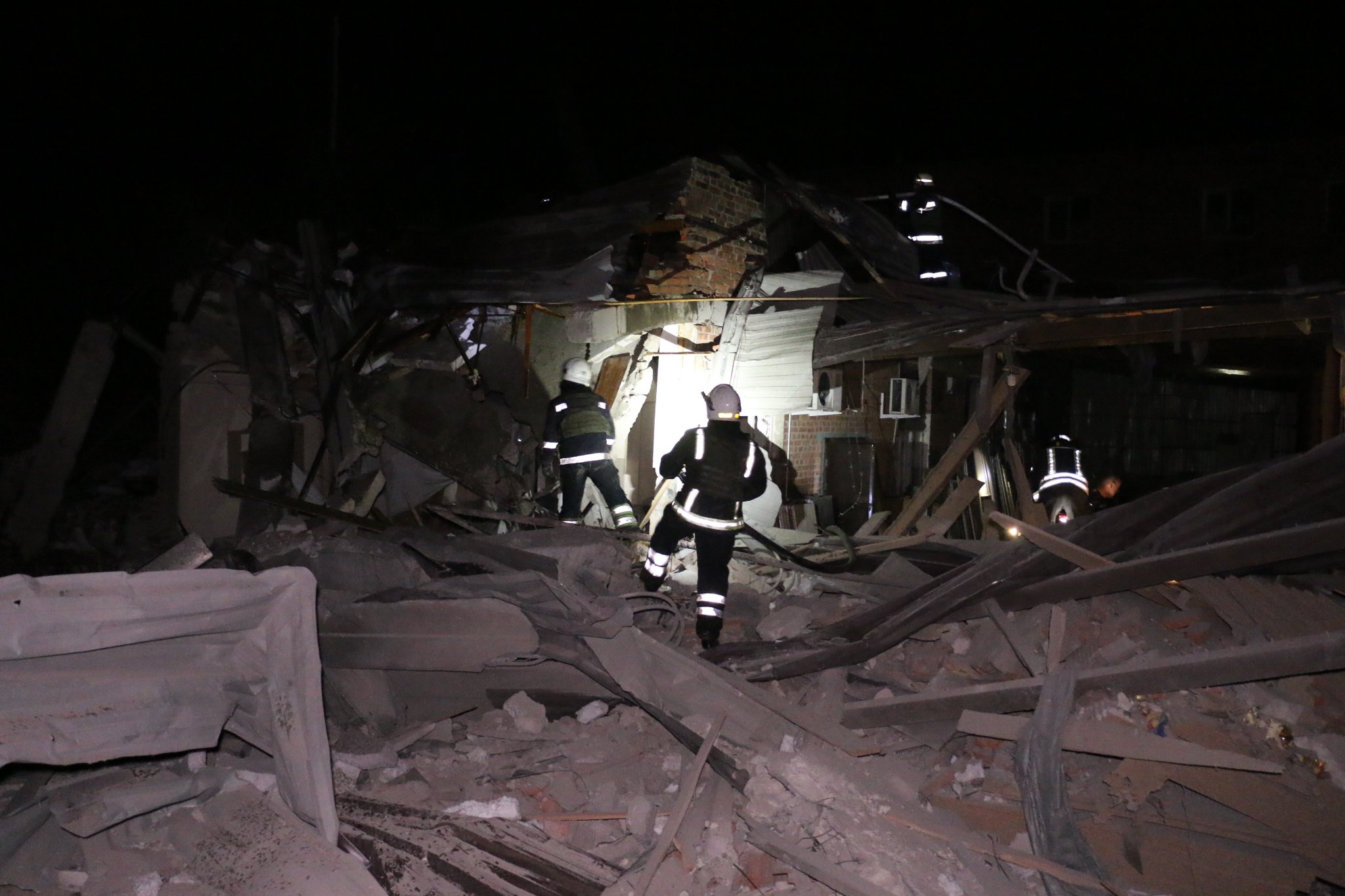 В Харькове российским обстрелом разрушено нежилое здание в Слободском районе