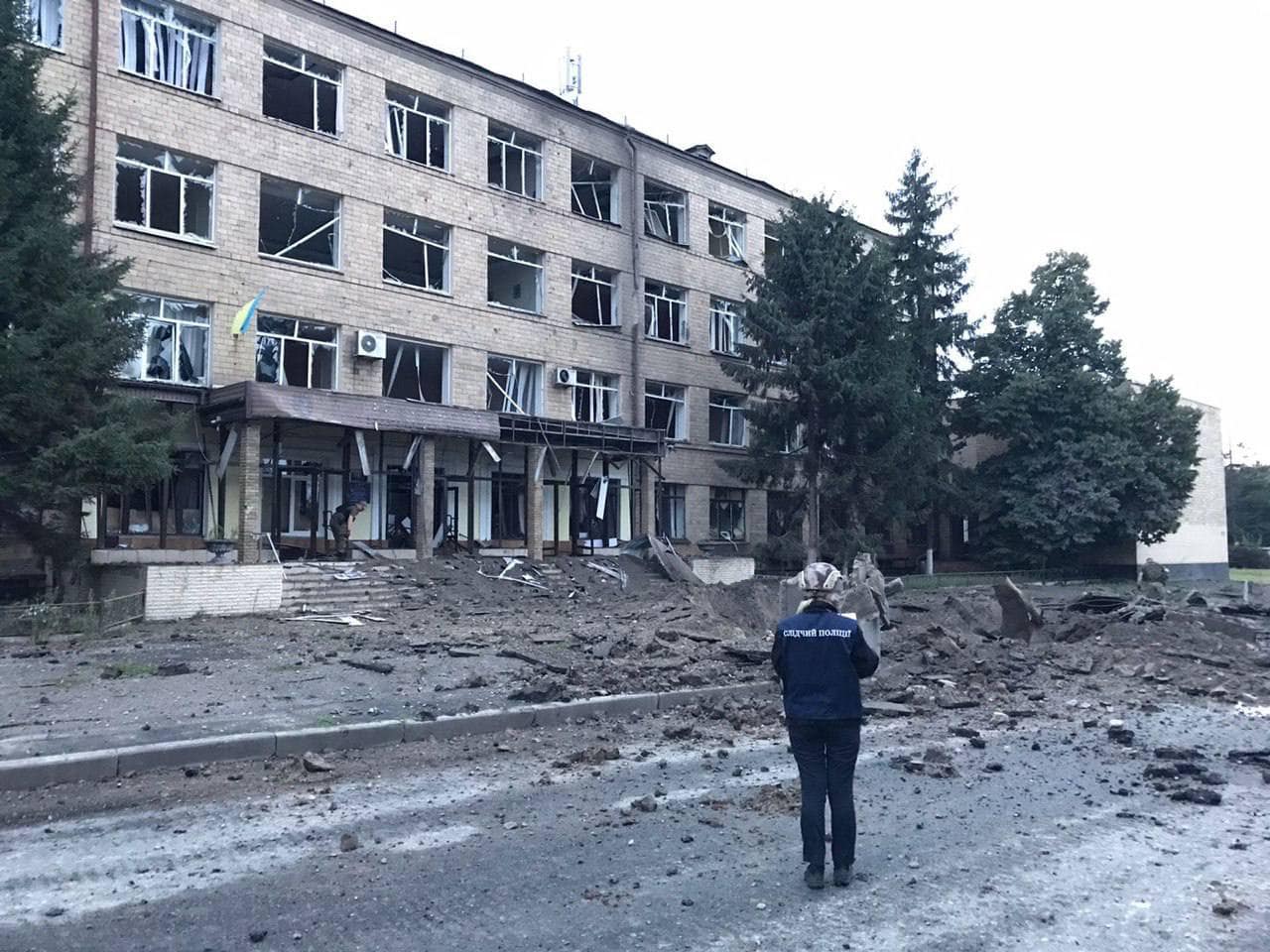 Здание колледжа в Харькове после обстрела 13 августа