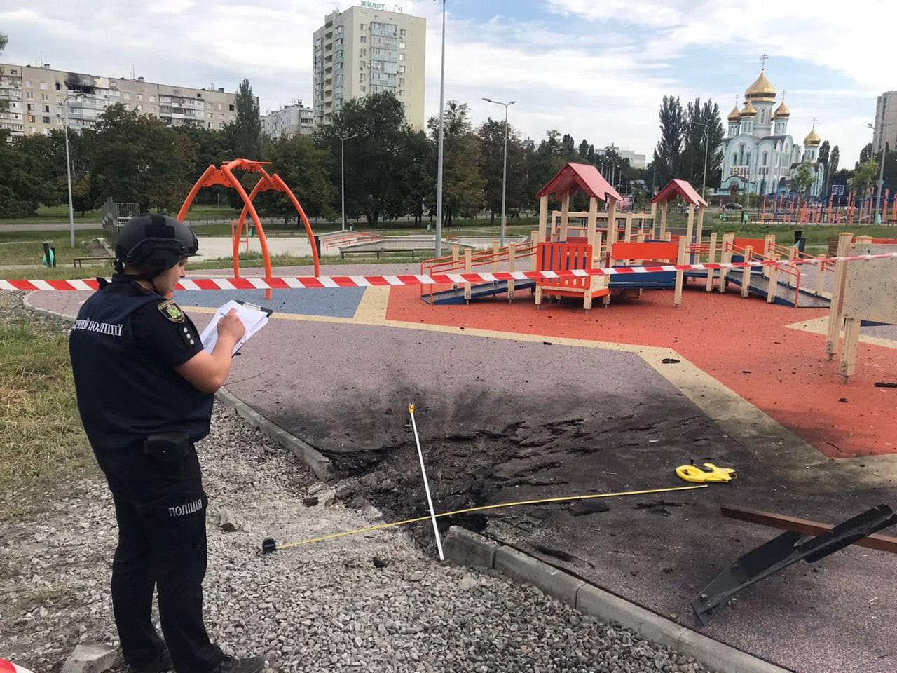 Последствия удара по детской площадке в Харькове из РСЗО
