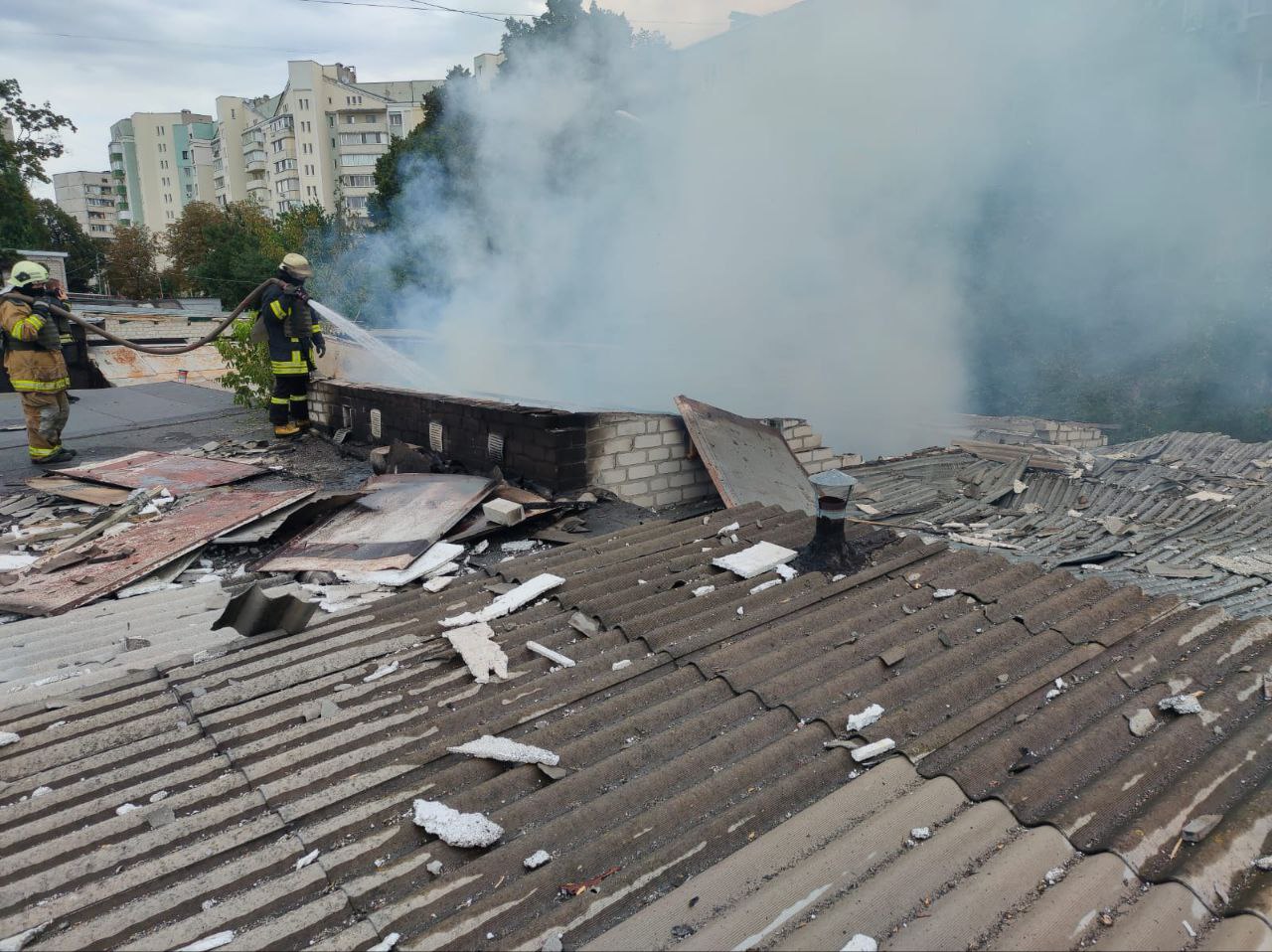Пожарные тушат горящие гаражи в Харькове