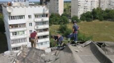 Разрушенные дома в Харькове разбирают спасатели из США (фото, видео)
