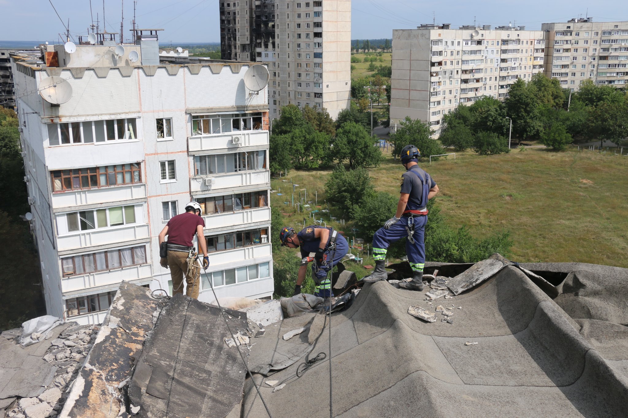 Разрушенные дома в Харькове разбирают спасатели из США (фото, видео)