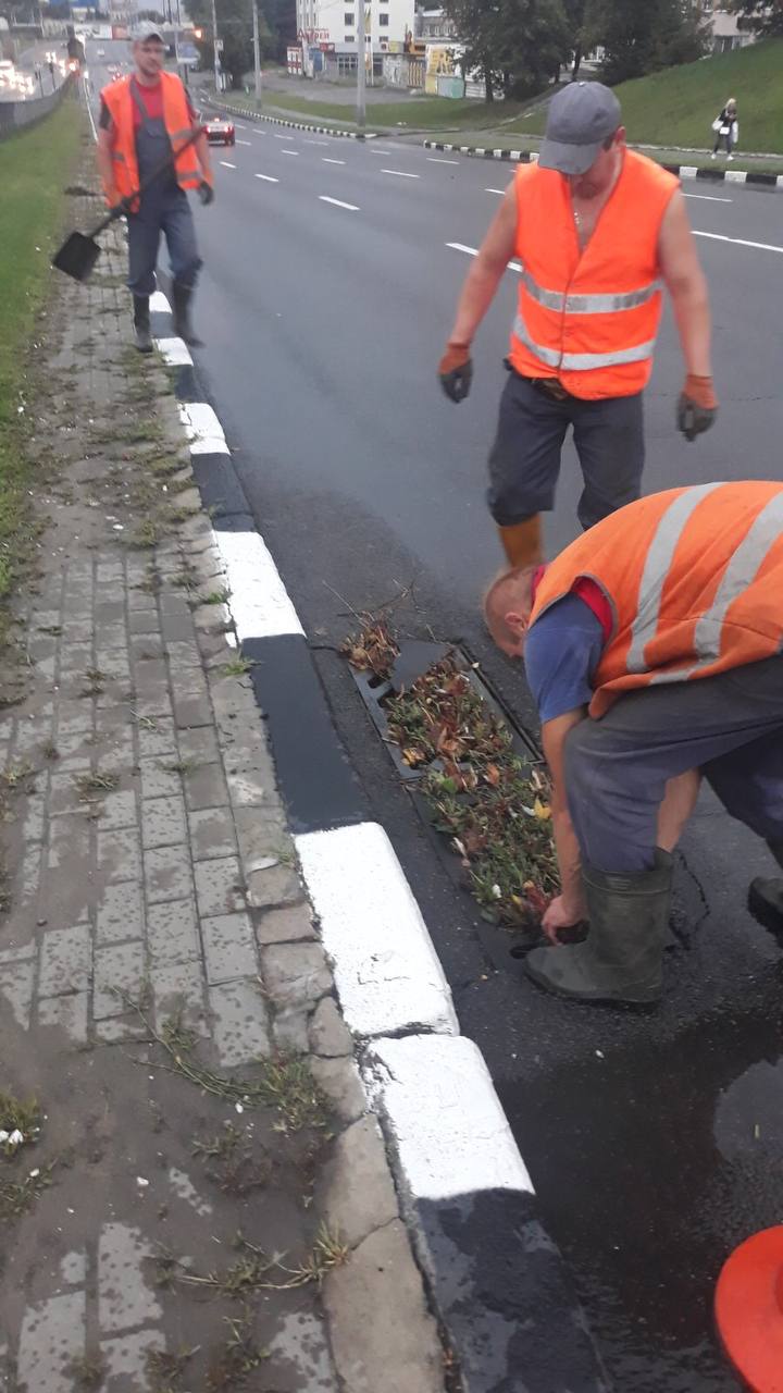 В Харькове коммунальщики чистят решетки дождеприемных колодцев