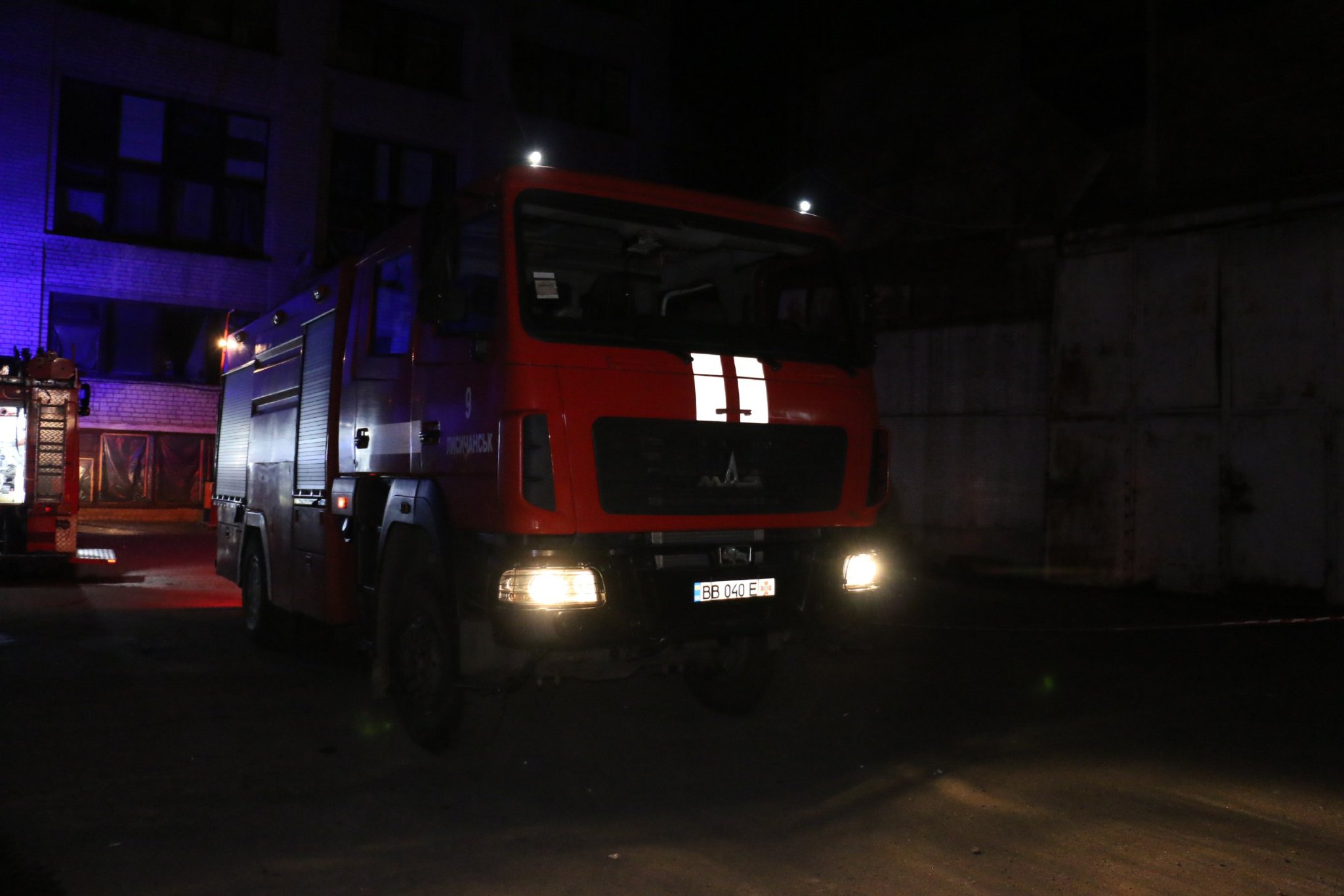 Харьковские спасатели ликвидировали пожар на предприятии, возникший в результате вражеских обстрелов