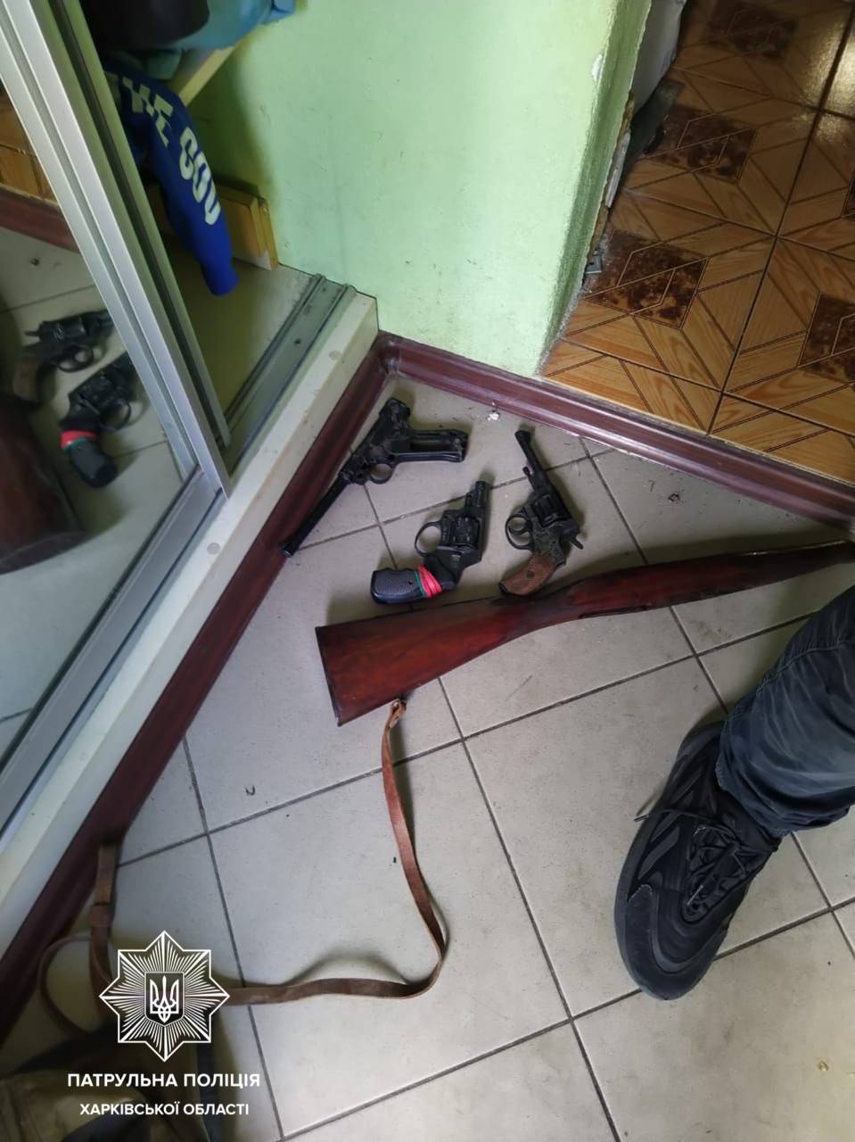 В частном доме харьковские патрульные нашли пистолеты, гранату у коноплю