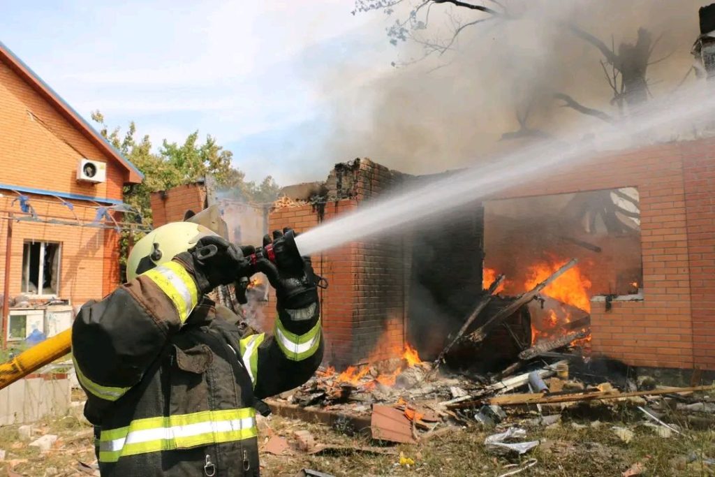 Второй день подряд пылают Циркуны: огнем уничтожены сараи, гаражи, жилой дом и магазин (фото)