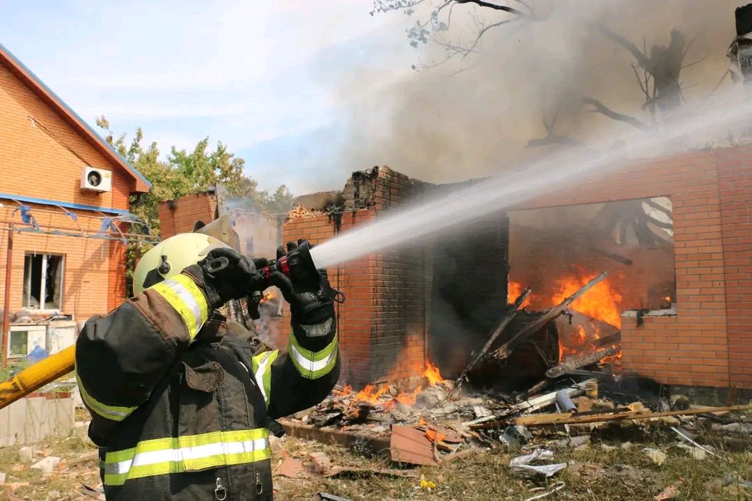 Второй день подряд пылают Циркуны: огнем уничтожены сараи, гаражи, жилой дом и магазин (фото)