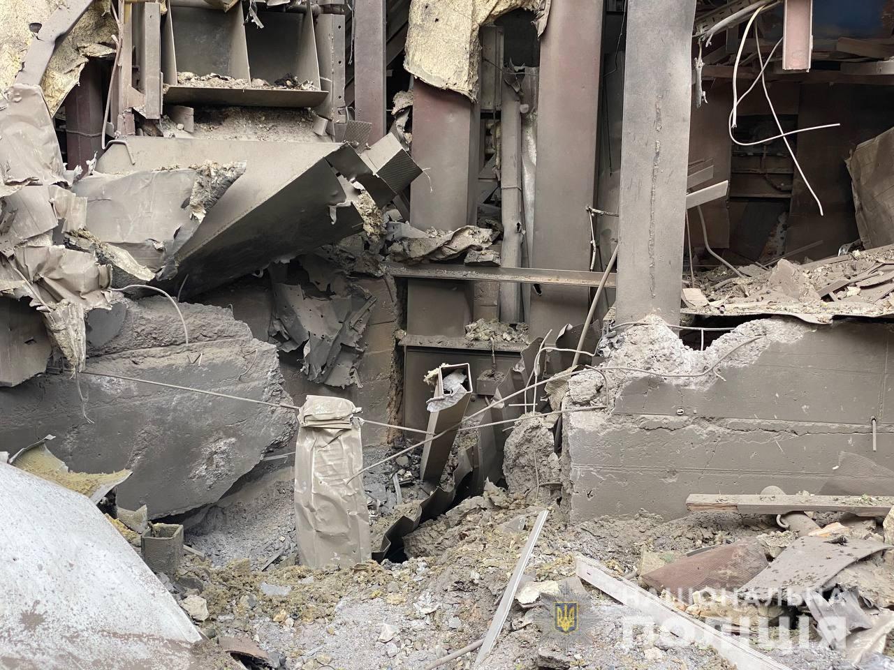Ракетный удар по Мерефе: ранен охранник, разрушены цеха предприятия