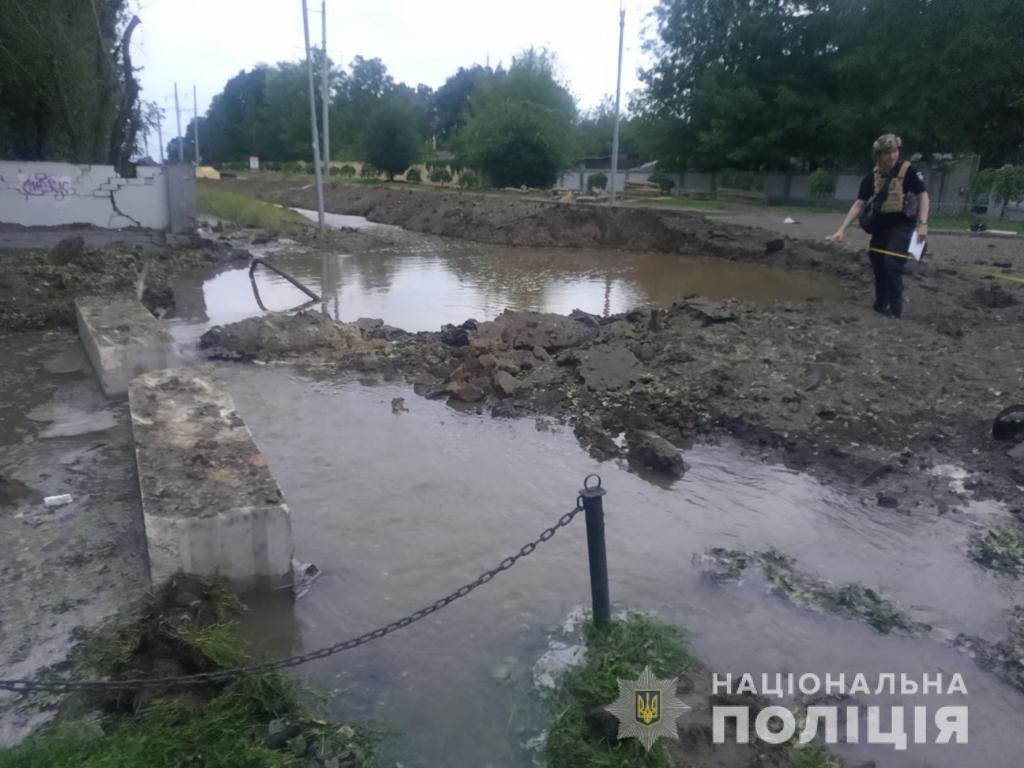 В Харькове полицейские собирают обломки ракет, которыми враг ударил по Харькову