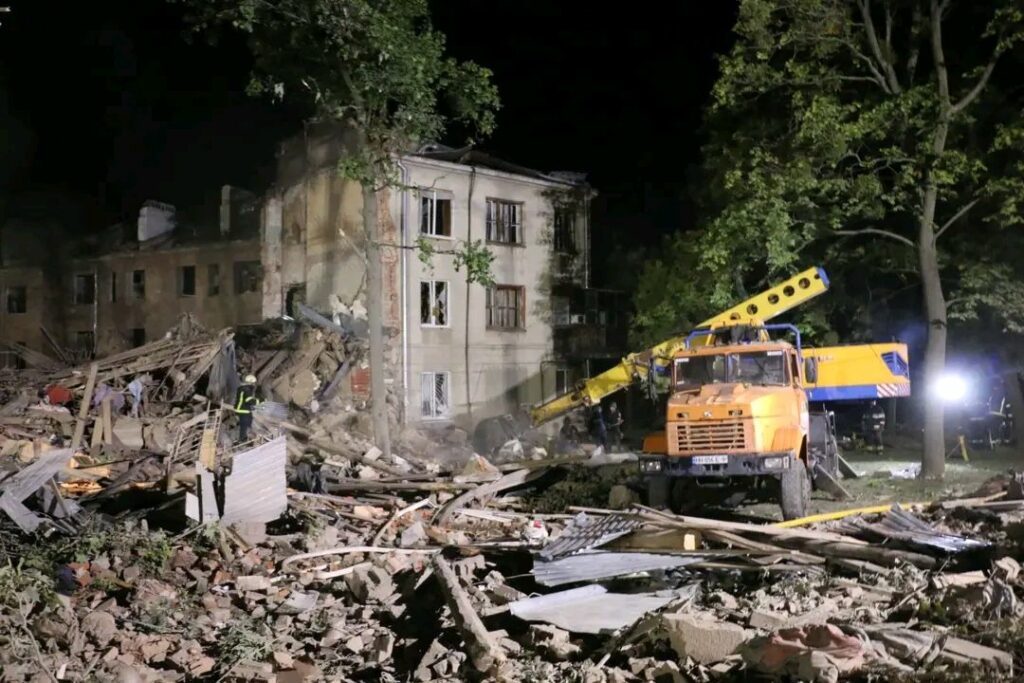 Спасатели продолжают искать людей под завалами разрушенного дома на Салтовке (фото)