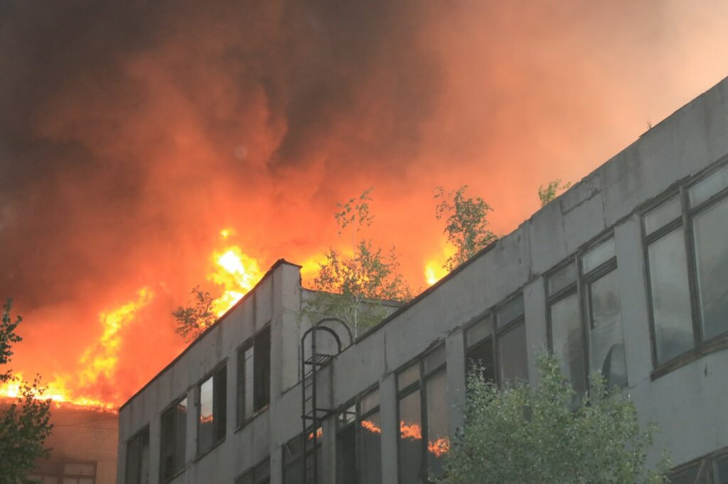 Масштабный пожар на заводе Шевченко локализован – ГСЧС (фото)