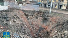 Гигантская воронка в центре Харькова: последствия ракетных ударов по ХОВА (фото)