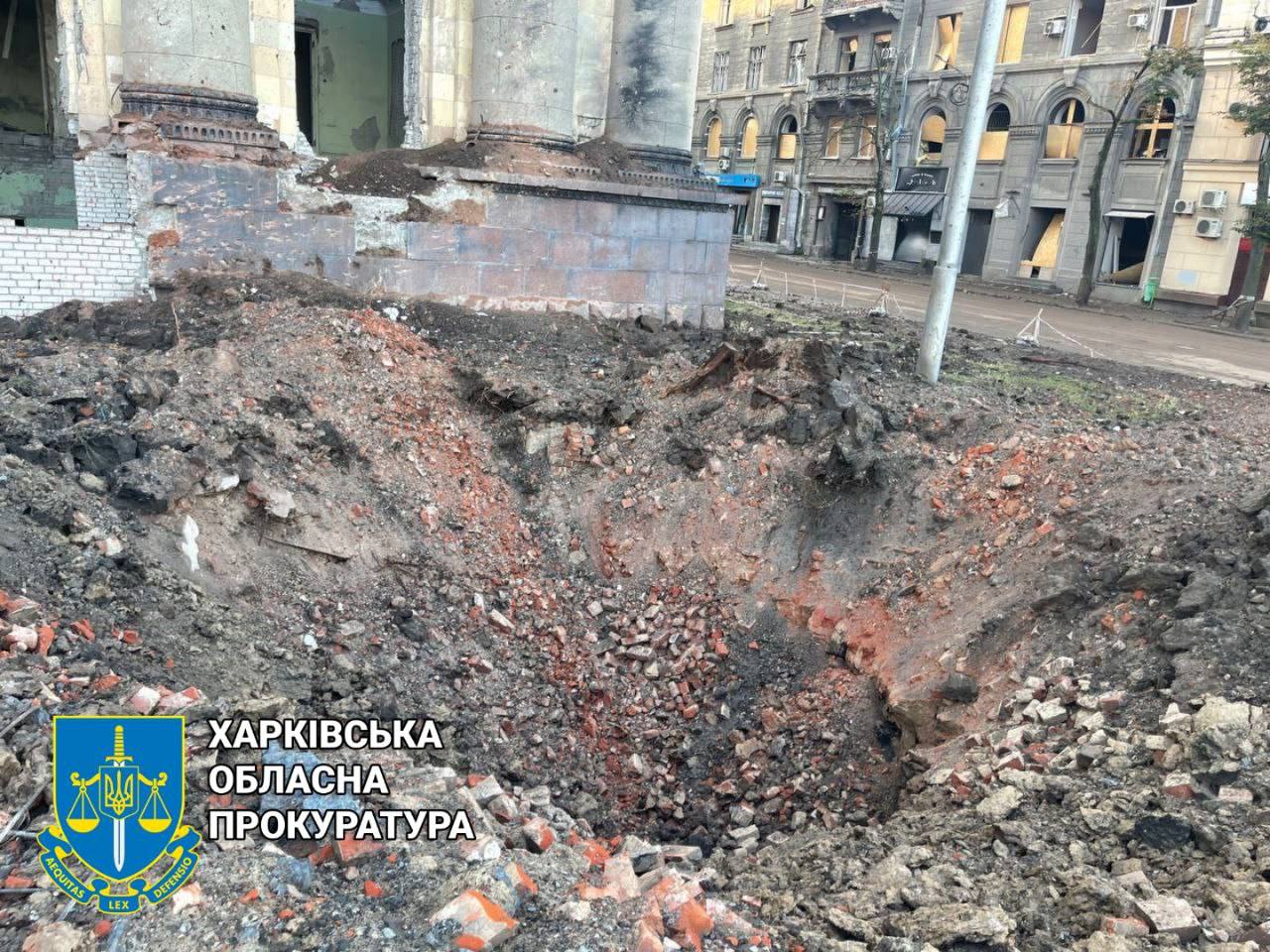 Гигантская воронка в центре Харькова: последствия ракетных ударов по ХОВА (фото)