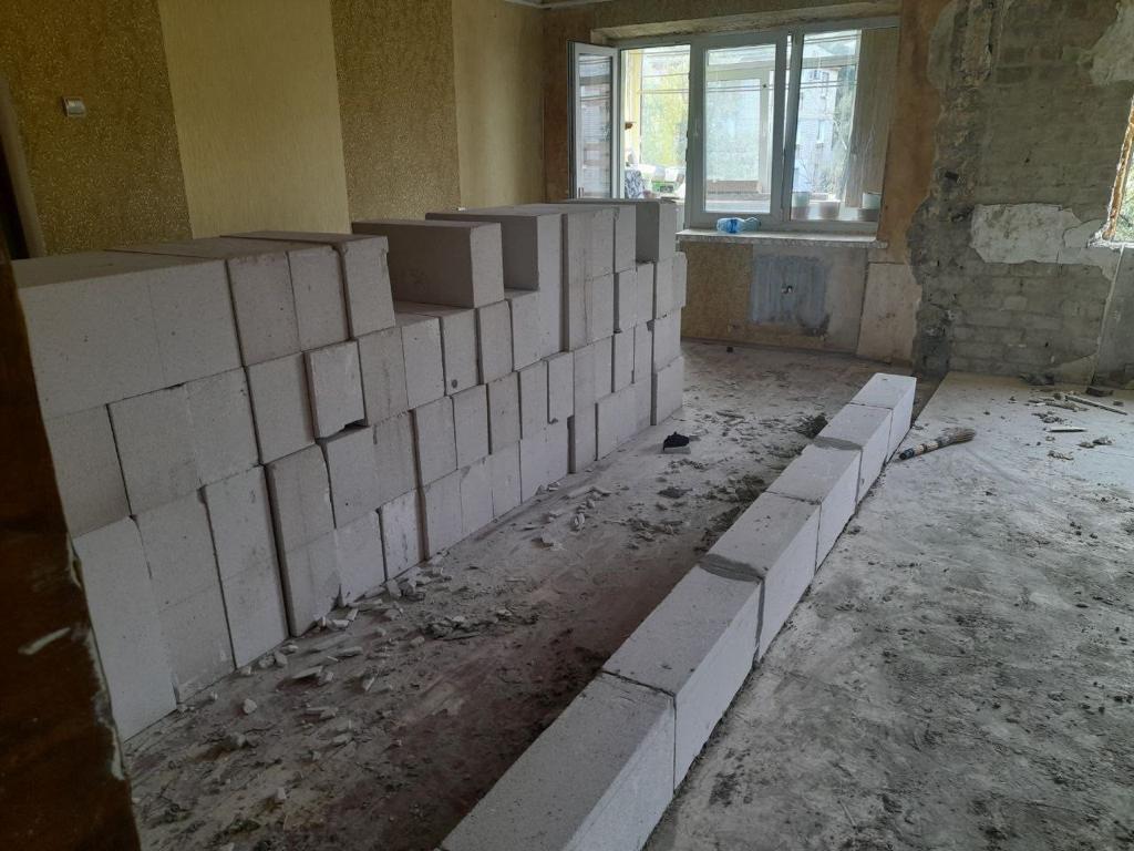 В Харькове восстанавливают дом на Ново-Баварском проспекте, поврежденный авиабомбами