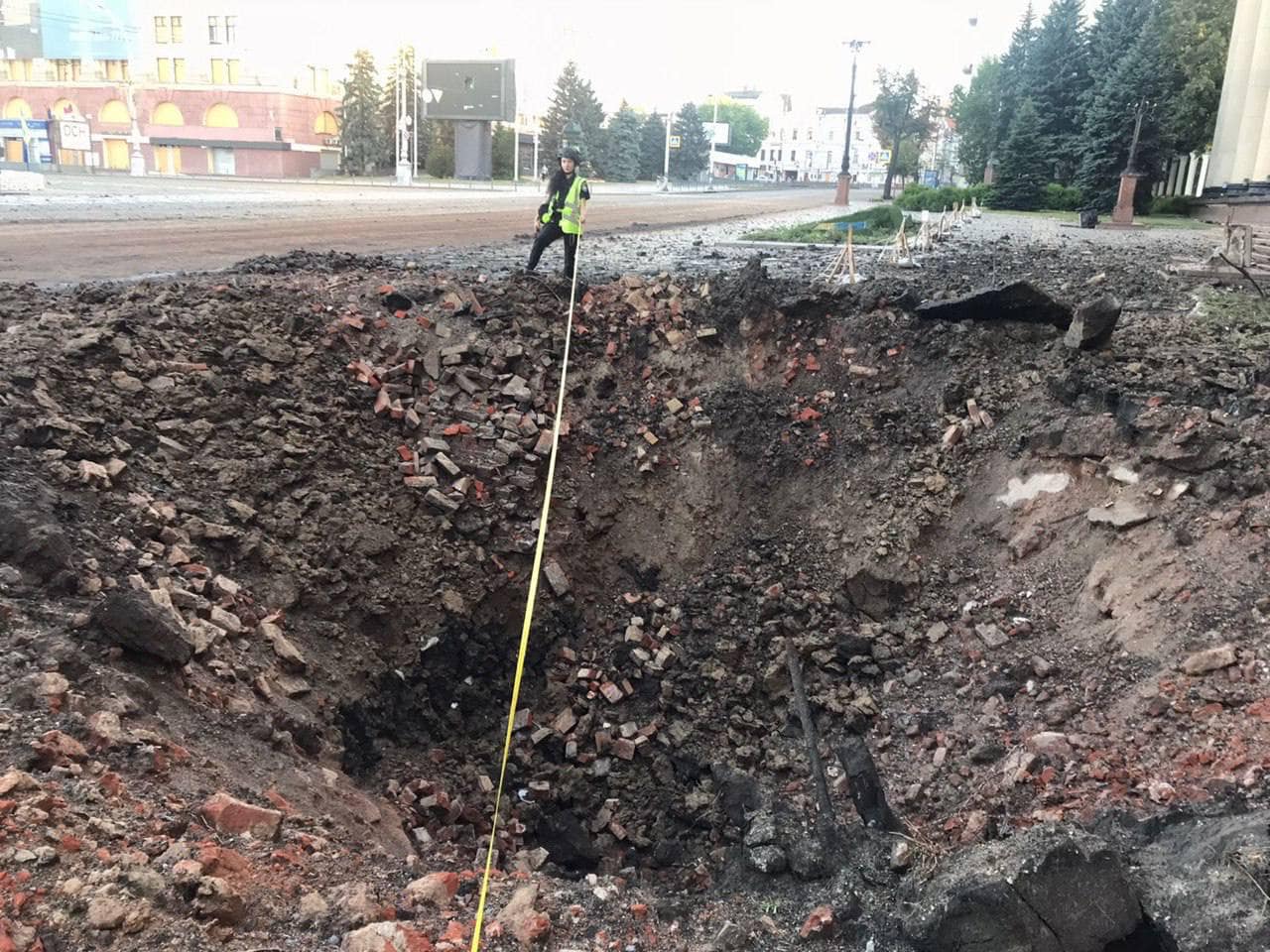 На месте ракетного удара по центру Харькова эксперты изъяли обломки ЗРК С300