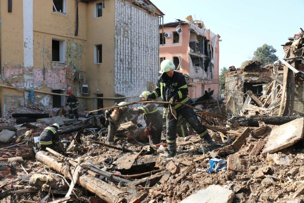 Из-под руин общежития на Салтовке извлекли еще несколько тел погибших