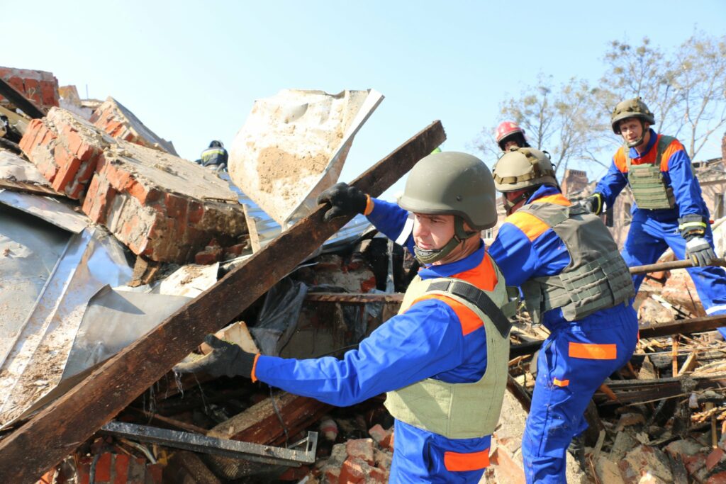 На Салтовке из-под завалов общежития продолжают доставать тела погибших