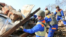 На Салтовке из-под завалов общежития продолжают доставать тела погибших