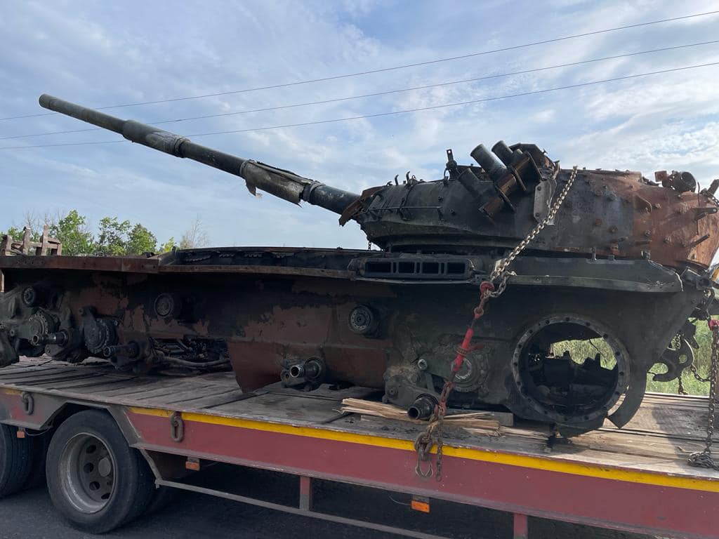 Сгоревший российский танк едет на парад в Киев из Харькова