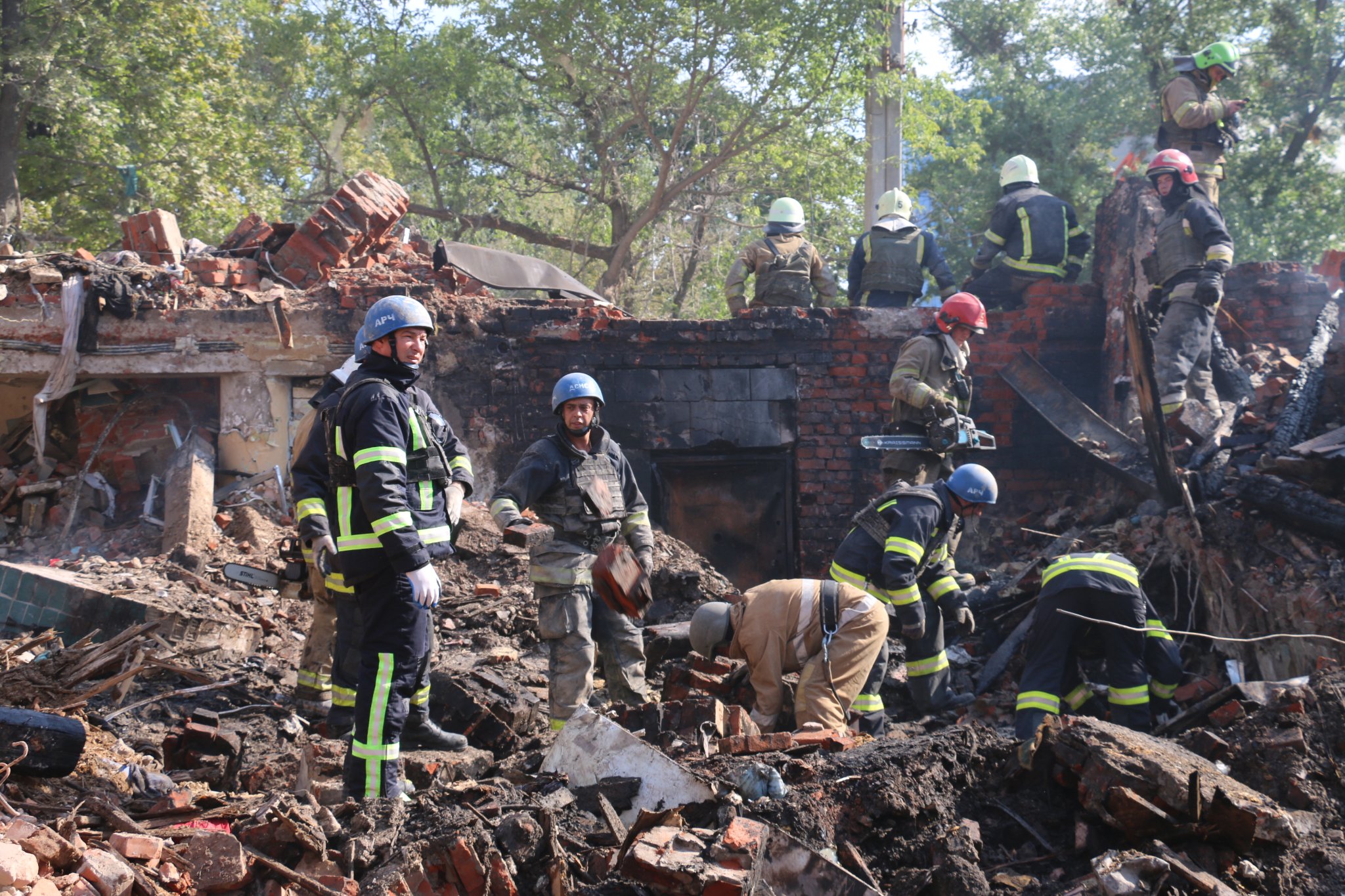 Спасатели на месте разрушенного общежития в Харькове 18 августа