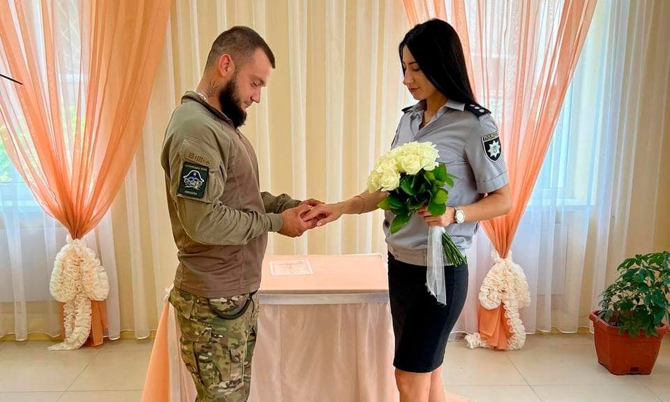 Военный 92-й бригады женился на полицейской (фото)