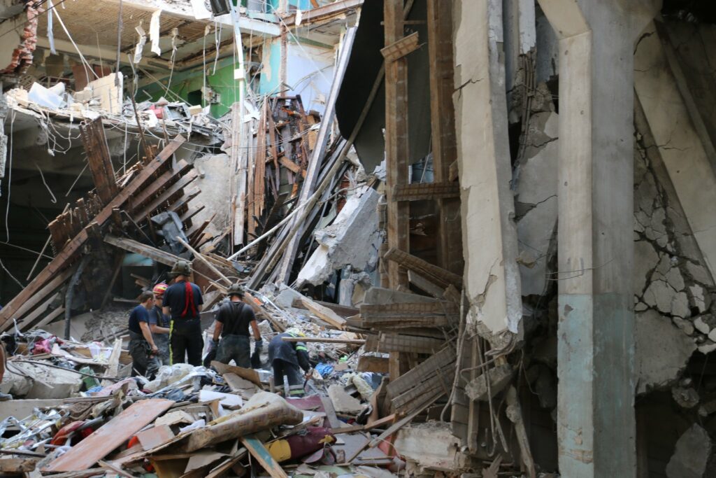 Спасатели завершили разбор завалов общежития в Харькове: обнаружили шесть погибших