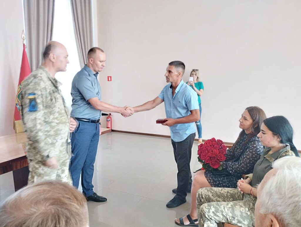 Награду 19-летнего погибшего воина из Харьковской области передали его родителям