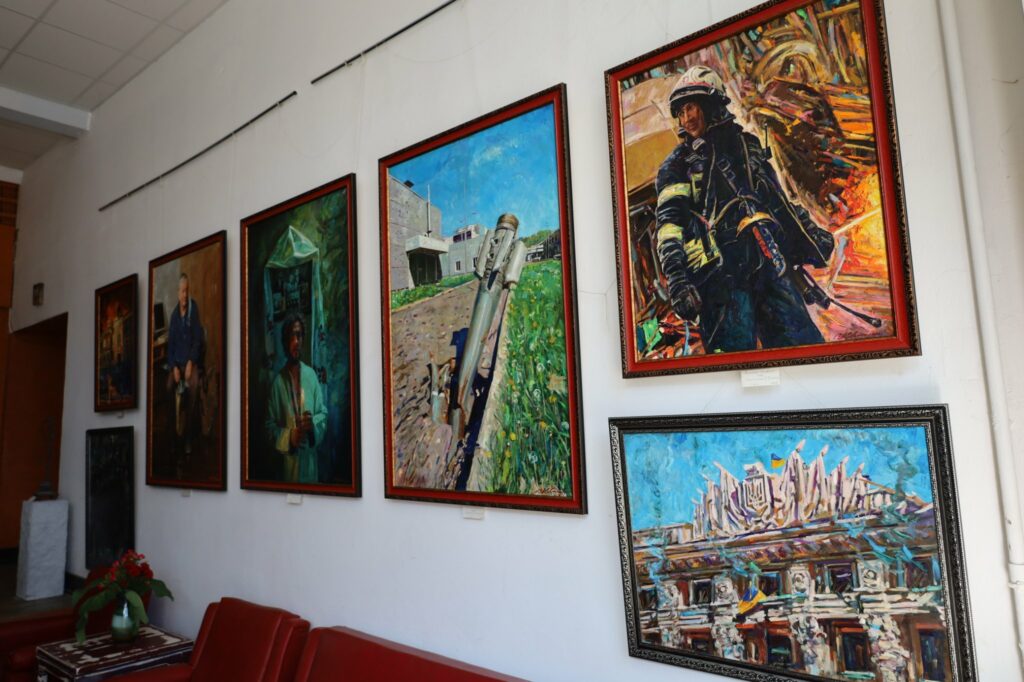 В Харькове открылась художественная выставка, посвященная жизни города во время войны (фото)