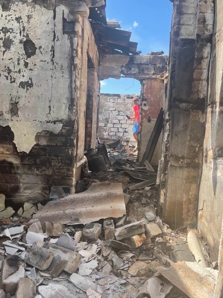 Дом старосты села Грушеваха, уничтоженный российским обстрелом