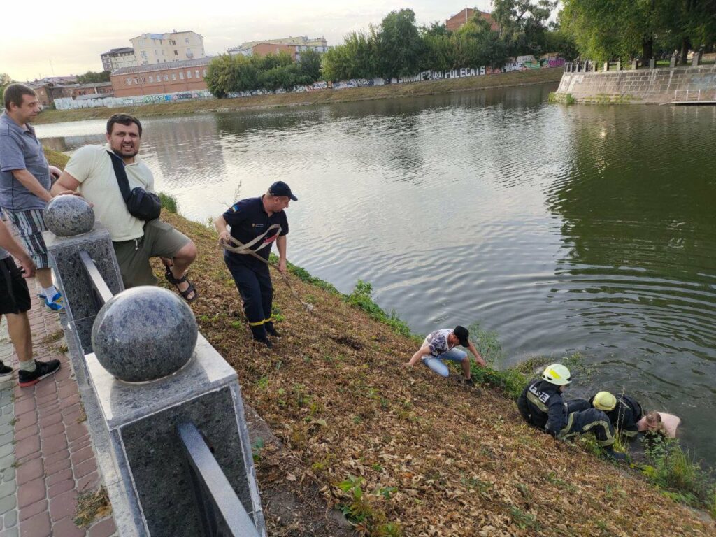 В центре Харькова мужчина чуть не утонул в реке – его спасли чрезвычайники