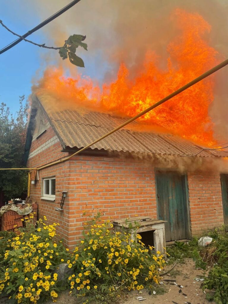 Спасатели потушили пожар, который произошел из-за российских обстрелов на Харьковщине (фото)